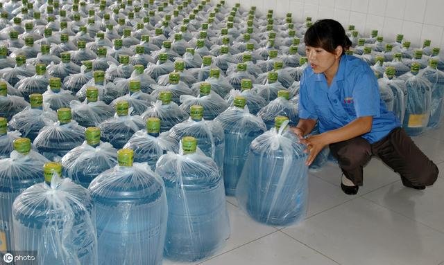 17、桶装水案例：一年免费送56桶矿泉水给你喝，还能轻松赚大钱的玩法网创-网赚-电商-tk-出海-AI-抖音-快手-小红书-视频号-玩法-创业-小程序-公众号-私域-s粉网创智库